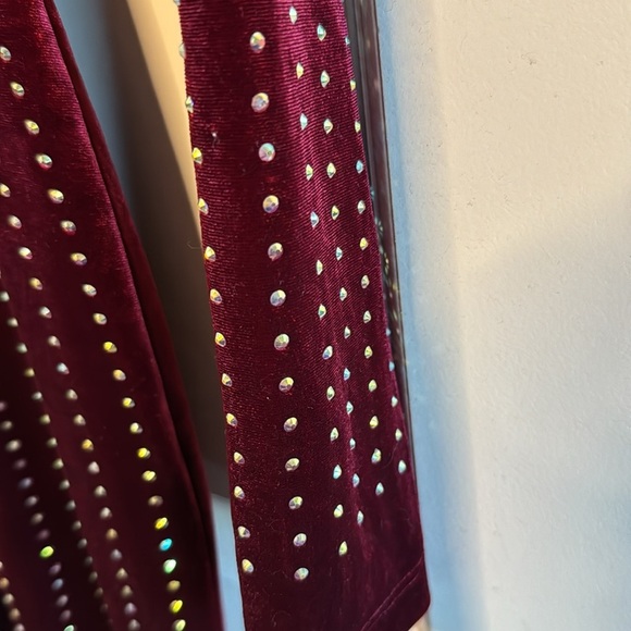 Windsor maroon velvet dress with sequins. - Picture 9 of 11